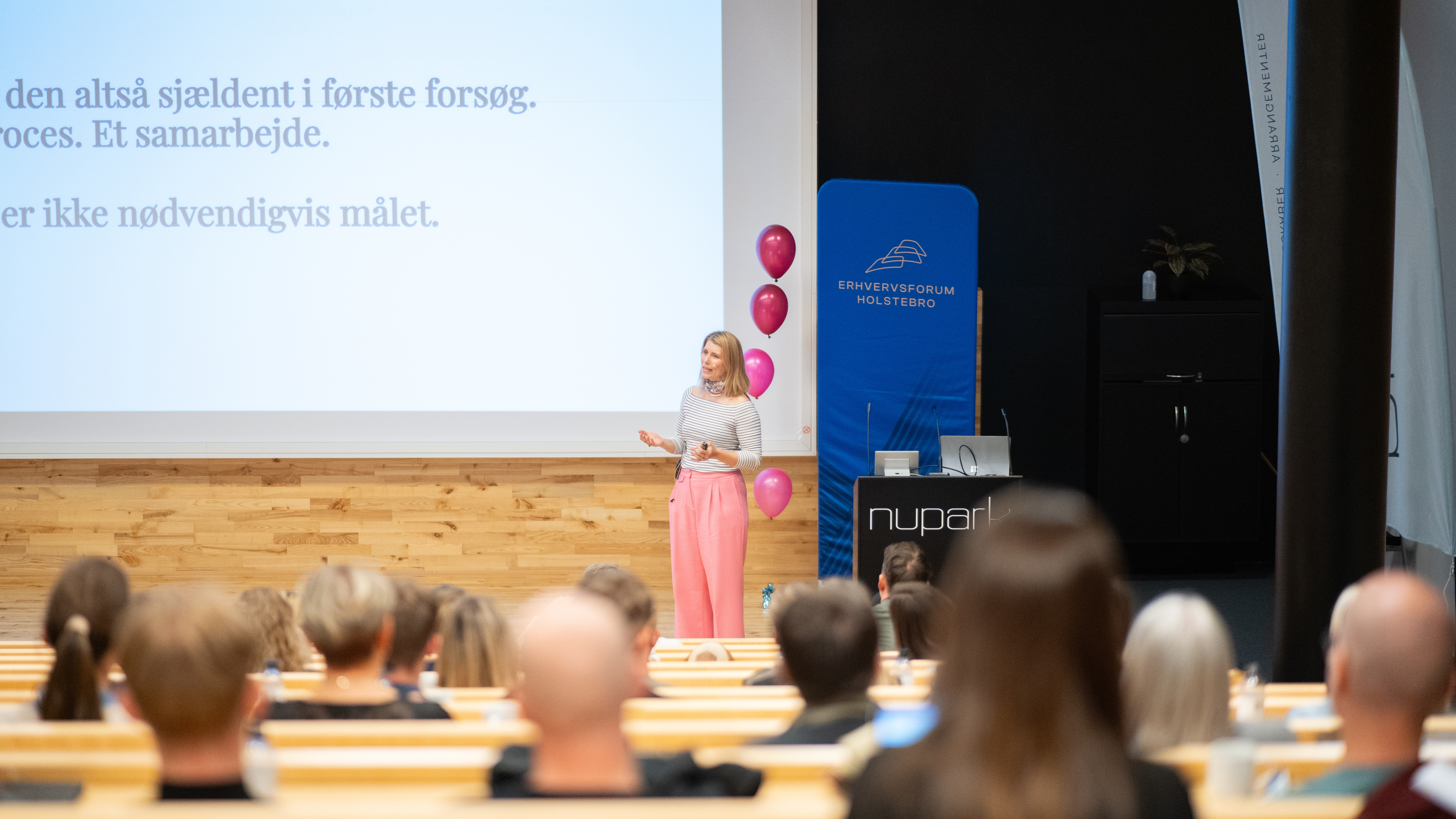 Lena Kaasing holder oplæg i auditorium